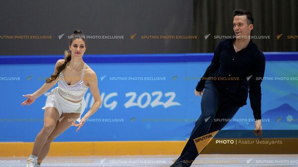Фигуристы Симон Пру-Сенекаль и Тина Карапетян во время тренировки на зимних Олимпийских играх (6 февраля 2022). Пекин - Sputnik Армения