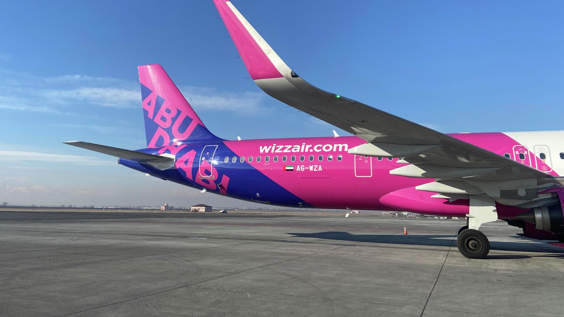 Первый рейс нового маршрута Абу-Даби - Ереван - Абу-Даби, запущенного авиакомпанией Wizz Air Abu Dhabi (7 февраля 2022). Еревaн - Sputnik Армения, 1920, 15.09.2022