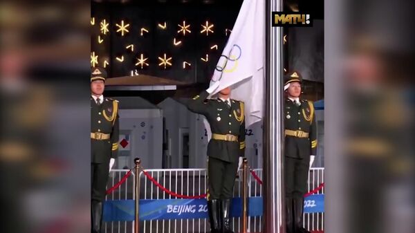 Забавная ситуация произошла при поднятии флага с олимпийской символикой в ходе церемонии награждения российских спортсменов - Sputnik Армения