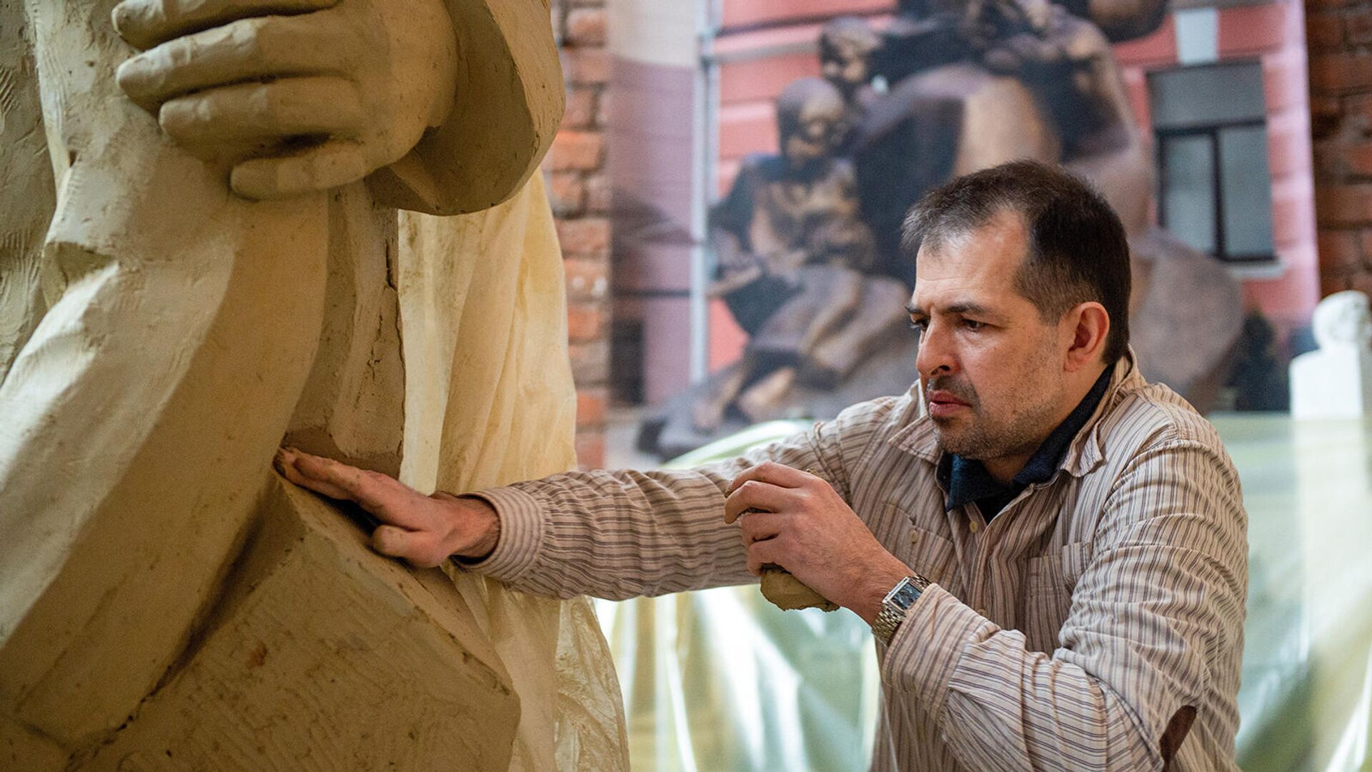 Ռուսաստանի և Հայաստանի վաստակավոր նկարիչ, քանդակագործ Միքայել Սողոյանն աշխատում է Ռոստովի 13-րդ դիվիզիայի մարտիկների հուշարձանի վրա (29 դեկտեմբերի, 2020թ). Մոսկվա - Sputnik Արմենիա, 1920, 22.10.2022