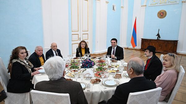 Ален Симонян встретился с народными артистами АрмССР (10 февраля 2022). Еревaн - Sputnik Армения
