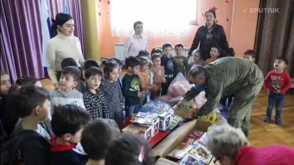 Российские миротворцы передали гуманитарную помощь от ассоциации благотворительных организаций 100 малышам в детском саду Степанакерта. - Sputnik Армения