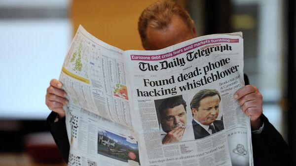 Мужчина читает газету The Daily Telegraph  - Sputnik Армения