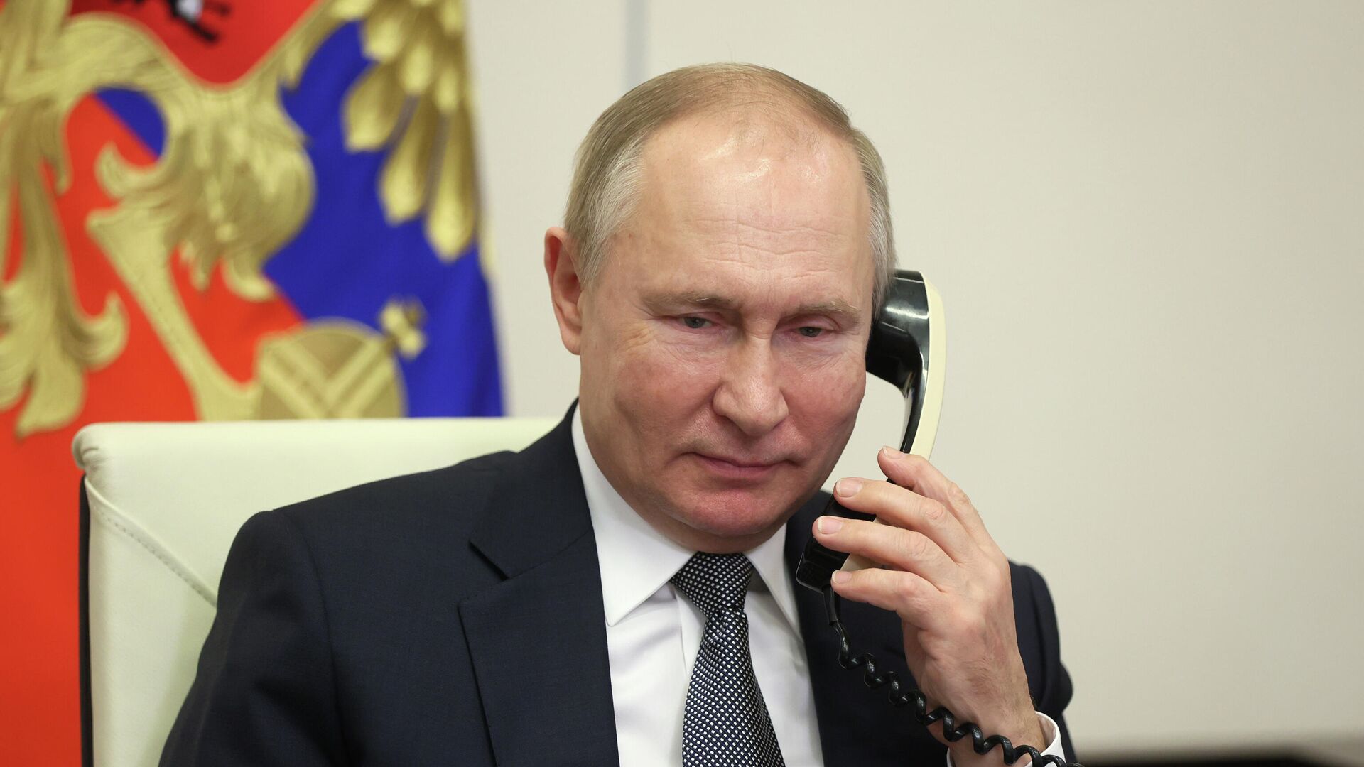 Президент РФ Владимир Путин разговаривает по телефону - Sputnik Армения, 1920, 23.03.2022