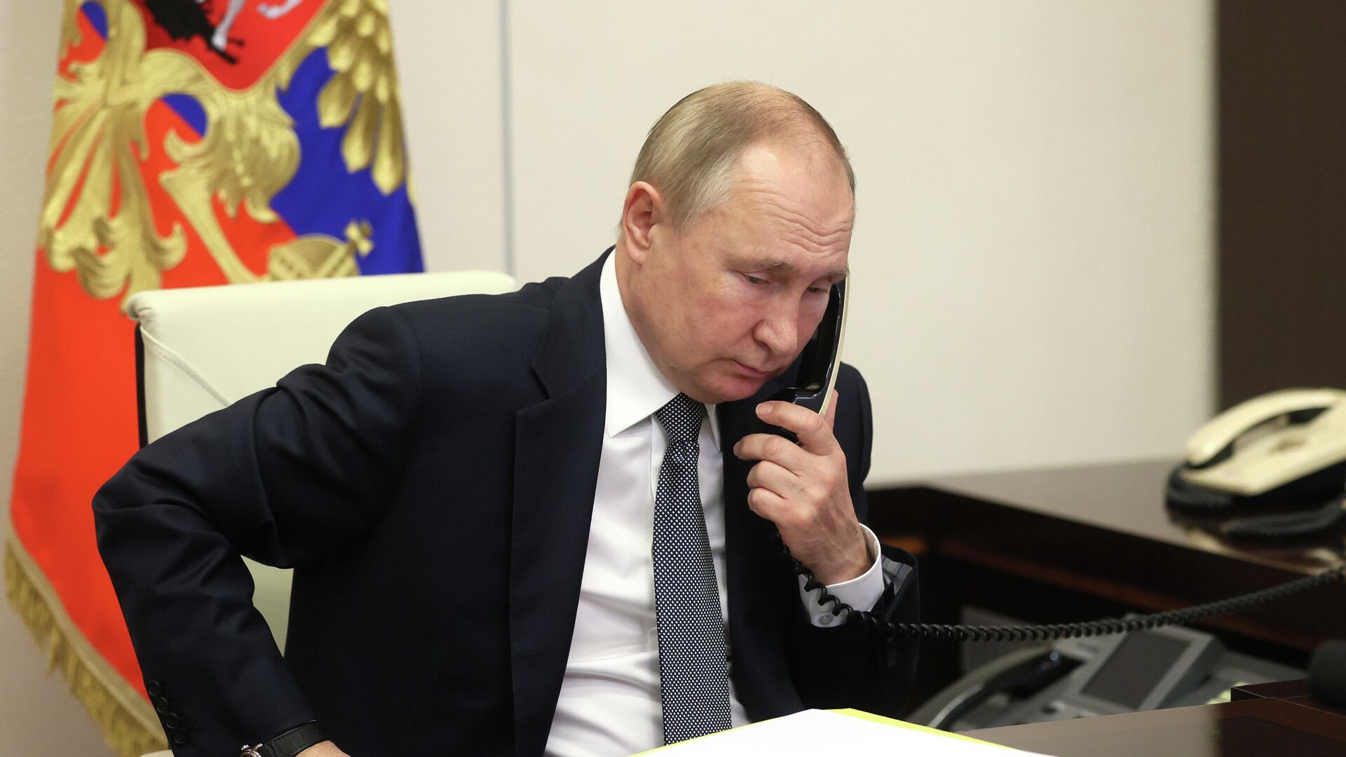 Президент РФ Владимир Путин разговаривает по телефону - Sputnik Армения, 1920, 22.04.2022