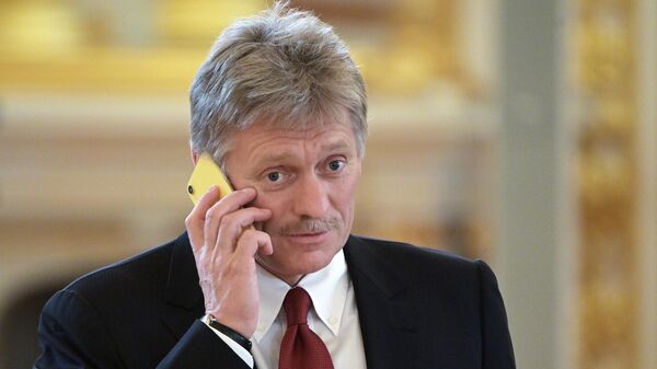 Пресс-секретарь президента РФ Дмитрий Песков говорит по телефону - Sputnik Армения