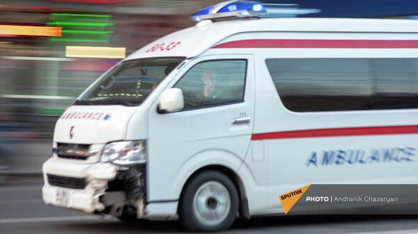 Автомобиль скорой помощи на одной из улиц Еревана - Sputnik Армения