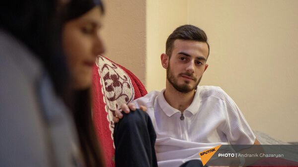 Ерджаник Степанян слушает рассказ супруги Соны - Sputnik Армения