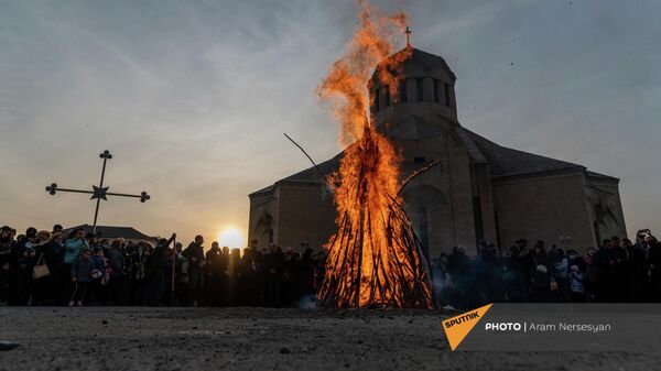 Празднование Трндеза во дворе Собора Святого Григория Просветителя (13 февраля 2022). Еревaн - Sputnik Армения