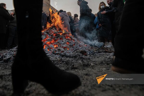 По традиции сквозь пламя прыгают пары, которые обручились или поженились в прошлом году. По традиции сквозь пламя прыгают пары, которые обручились или поженились в прошлом году. - Sputnik Армения