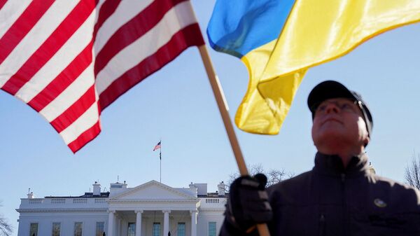 Активист с американским и украинским флагами на демонстрации против возможного вторжения России в Украину (29 января 2022). Вашингтон - Sputnik Армения