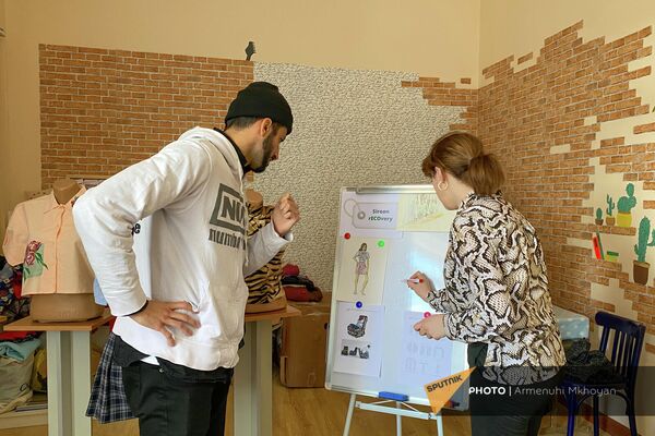 Программа Новая жизнь старой одежде во Дворце молодежи в Гюмри - Sputnik Армения