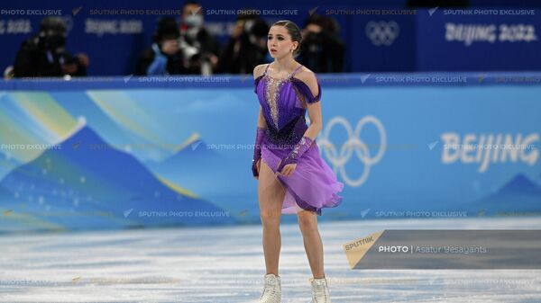 Камила Валиева (Россия) во время короткой программы женского одиночного катания по фигурному катанию на XXIV зимних Олимпийских играх (15 февраля 2022). Пекин - Sputnik Армения