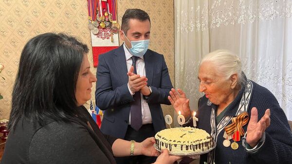 Жительница административного района Арабкир Евгения Саркисян отмечает столетие (15 февраля 2022). Еревaн - Sputnik Армения