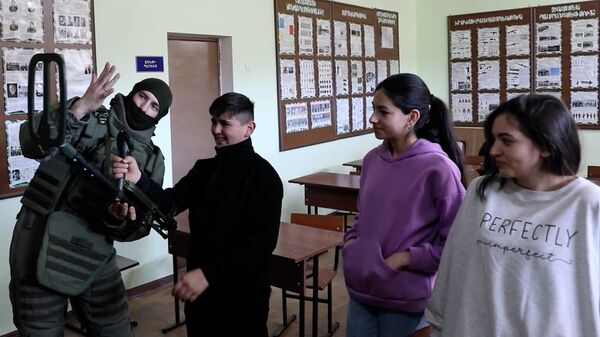 Российские миротворцы провели интерактивный урок в школе Нагорного Карабаха - Sputnik Армения