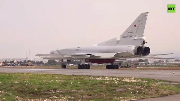 Минобороны показало, как экипажи самолётов Ту-22М3, прибывших накануне на Хмеймим, осваивают воздушное пространство над Средиземным морем - Sputnik Армения