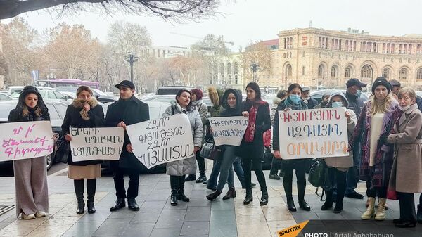 Акция протеста работников научно-технологического центра органической и фармацевтической химии АН (17 февраля 2022). Ереван - Sputnik Армения