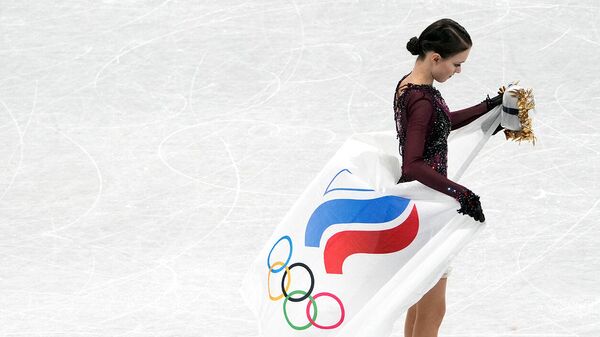 Աննա Շերբակովան (Ռուսաստան) XXIV ձմեռային Օլիմպիական խաղերում գեղասահքի կանանց մենասահքի ազատ ծրագրից հետո առաջին տեղի մրցանակով (17 փետրվարի 2022թ)․ Պեկին - Sputnik Արմենիա