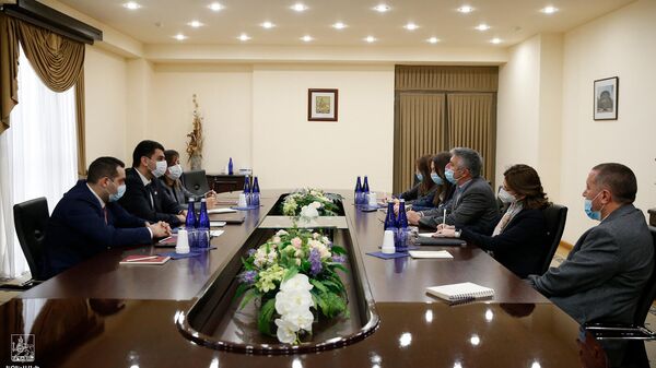 Քաղաքապետ Հրաչյա Սարգսյանը հանդիպումներ է ունեցել ԱԶԲ և ՎԶԵԲ հայաստանյան գրասենյակների ներկայացուցիչների հետ - Sputnik Արմենիա