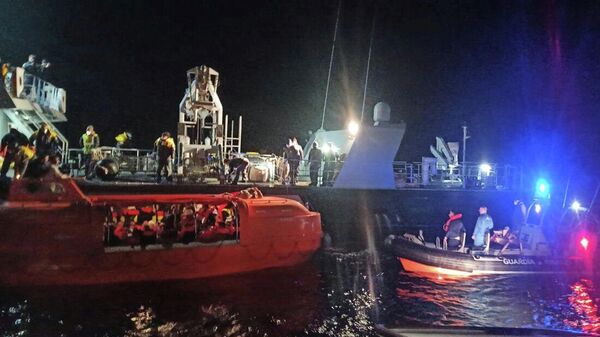 Спасательная шлюпка во время спасательной операции после того, как паром Euroferry Olympia под итальянским флагом загорелся у острова Корфу (18 февраля 2022). Греция - Sputnik Армения