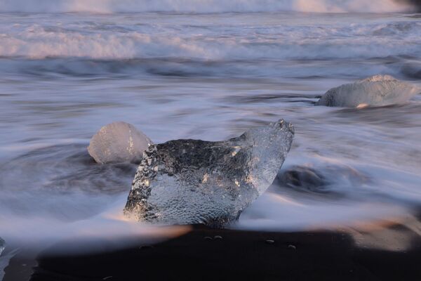 Глыбы льда, отколовшиеся от ледниковой лагуны.  - Sputnik Армения