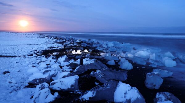 Իսլանդիայի հարավում ՝ Յոկյուլսաուրլոուն ծովածոցի մոտ, օվկիանոսի ափին գտնվող «Ալմաստե» ծովափը - Sputnik Արմենիա