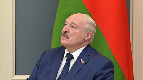 Президент Белоруссии Александр Лукашенко наблюдает за учебными пусками баллистических ракет в рамках учений сил стратегического сдерживания Гром-2022 из ситуационного центра Минобороны РФ (19 февраля 2022). Москвa - Sputnik Армения
