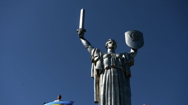 Жители Киева у монумента Родина-мать. - Sputnik Армения