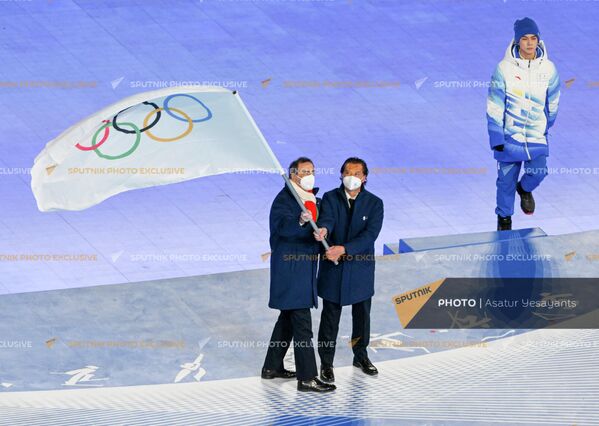 Олимпийский флаг на церемонии закрытия XXIV зимних Олимпийских игр в Пекине - Sputnik Армения