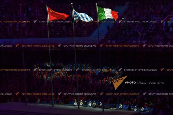Չինաստանի, Հունաստանի և Իտալիայի՝ 2026 թվականի Օլիմպիական խաղերի երկրի դրոշները Պեկինի ձմեռային Օլիմպիական խաղերի փակման արարողության ժամանակ - Sputnik Արմենիա