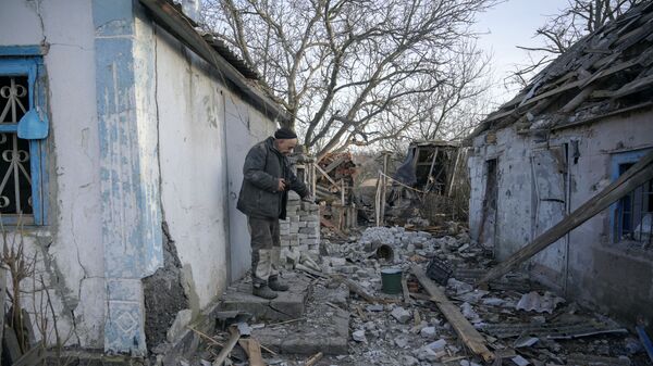 Разрушенное здание в результате обстрела в деревне Тарамчук Донецкой области  - Sputnik Армения