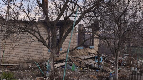 Последствия артиллерийского удара Вооруженных сил Украины по селу Пионерское в ЛНР - Sputnik Армения
