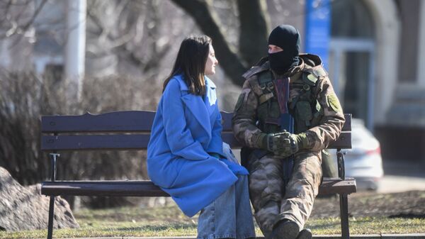 Военнослужащий с девушкой в одном из скверов в Донецке - Sputnik Армения