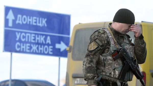 Военнослужащий ДНР у контрольно-пропускного пункта Успенка в Донецкой области - Sputnik Армения