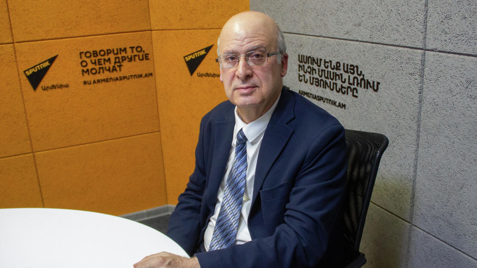 Председатель Комитета по языку Давид Гюрджинян в гостях радио Sputnik - Sputnik Армения, 1920, 22.02.2022