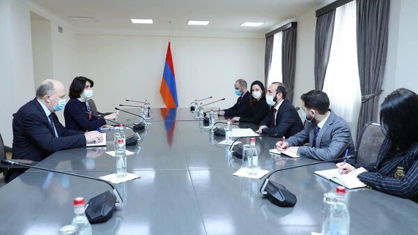 Министр иностранных дел Арарат Мирзоян встретился с вице-президентами Парламентской ассамблеи Евронест Андрюсом Кубилюсом и Макой Ботчоришвили (21 февраля 2022). Еревaн - Sputnik Армения