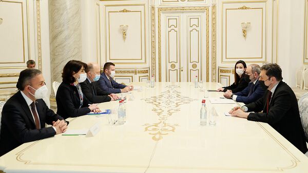 Премьер-министр Никол Пашинян встретился с делегацией Парламентской ассамблеи Евронест во главе с Андрюсом Кубилюсом (21 февраля 2022). Еревaн - Sputnik Армения