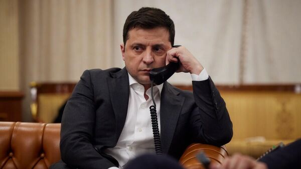 Президент Украины Владимир Зеленский во время телефонного разговора с президентом Франции Эммануэлем Макроном (19 февраля 2022). Киев - Sputnik Армения