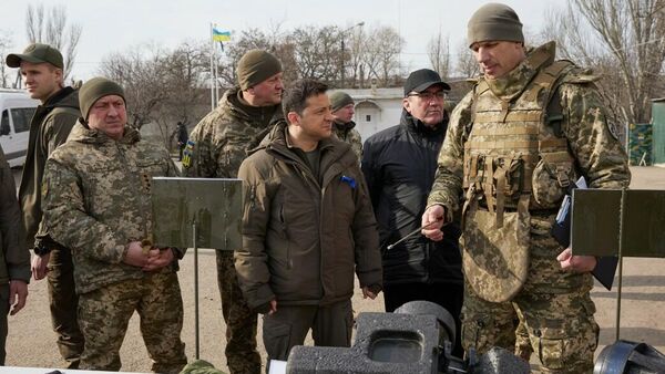 Ուկրաինայի նախագահ Վլադիմիր Զելենսկին այցելել է Դոնեցկի շրջանի զինվորականների առաջապահ դիրքեր (17 փետրվարի, 2022թ). Ուկրաինա - Sputnik Արմենիա