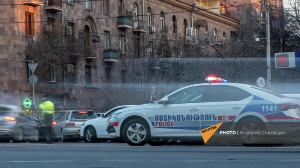 Автомобиль патрульной службы полиции на площади Сахарова в Ереване - Sputnik Армения