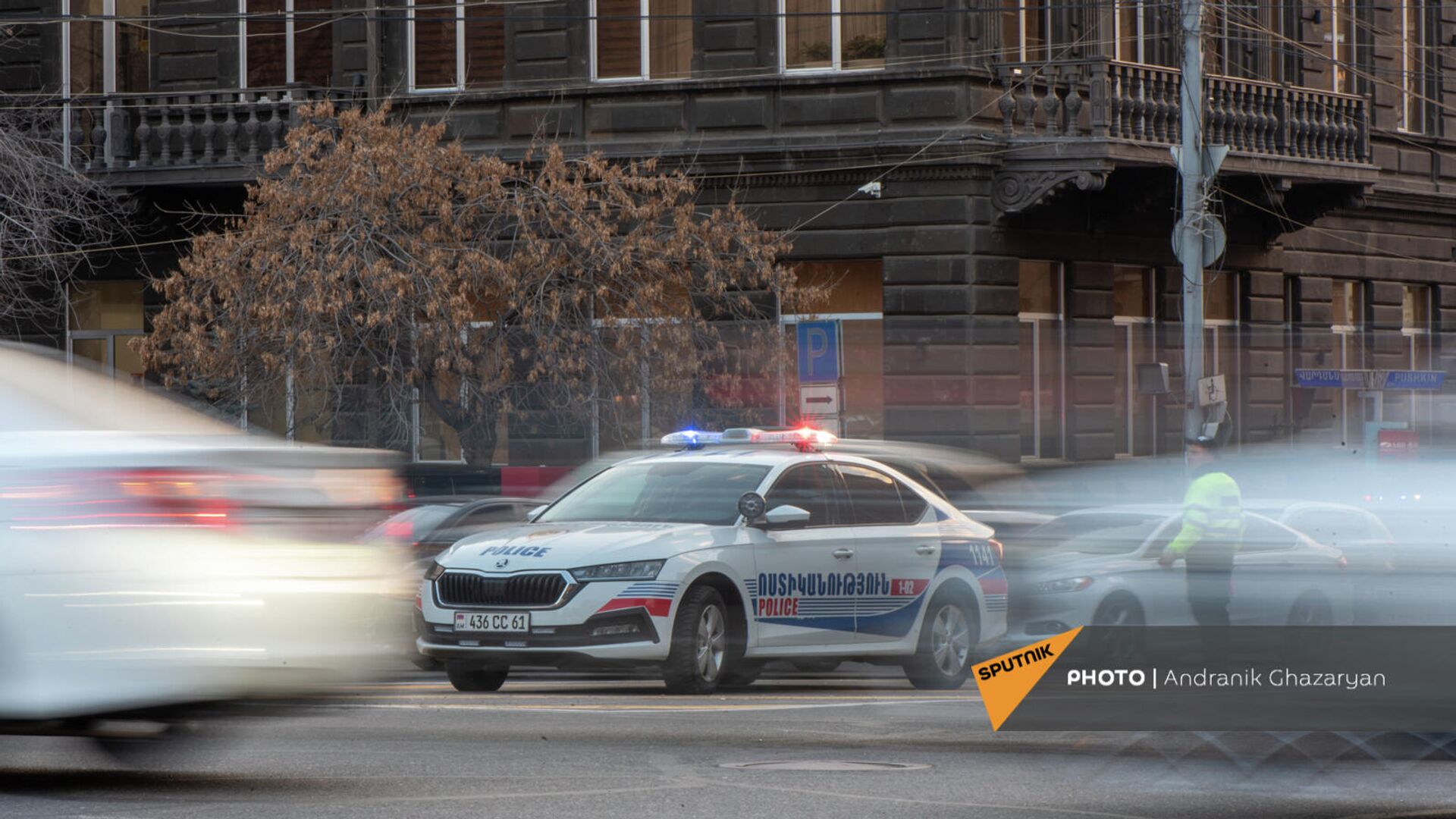 Автомобиль патрульной службы полиции на площади Сахарова в Ереване - Sputnik Армения, 1920, 11.07.2022
