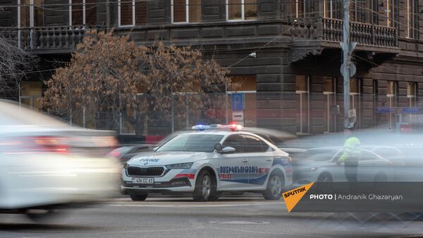 Автомобиль патрульной службы полиции на площади Сахарова в Ереване - Sputnik Армения