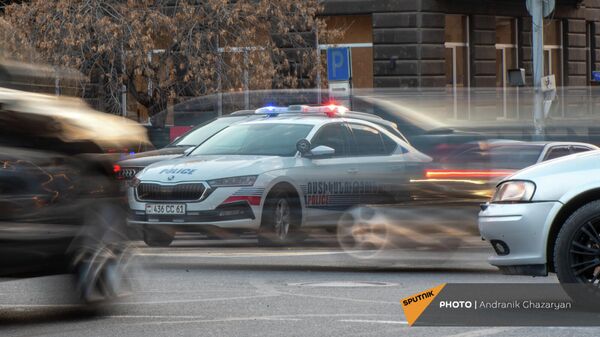 Автомобиль патрульной службы полиции на площади Сахарова в Ереване - Sputnik Армения