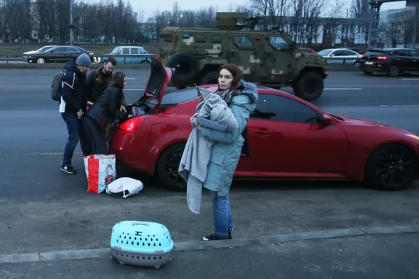 Կիևի փողոցներից մեկում մարդիկ տեղավորում են իրերը մեքենայի մեջ։ - Sputnik Արմենիա