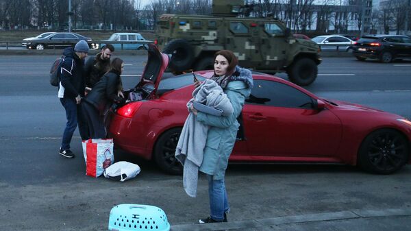 Մարդիկ տեղավորում են իրերը մեքենայի մեջ Կիևի փողոցներից մեկում - Sputnik Արմենիա