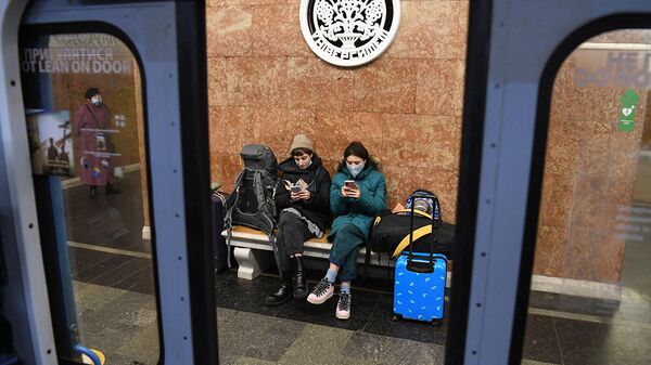 Женщины с чемоданами на станции метро в Киеве - Sputnik Армения