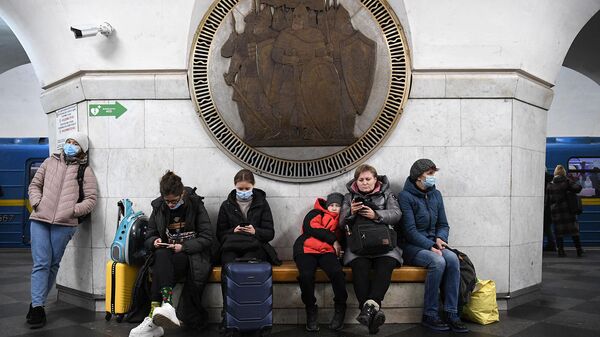 Люди укрываются на станции метро Вокзальная в Киеве - Sputnik Армения