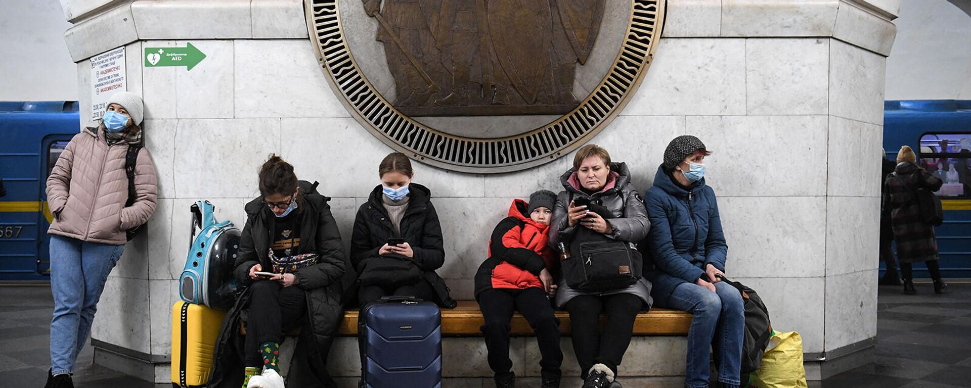 Մարդիկ թաքնվում են Կիևի մետրոյի «Վոկզալնայա» կայարանում - Sputnik Արմենիա, 1920, 04.03.2022
