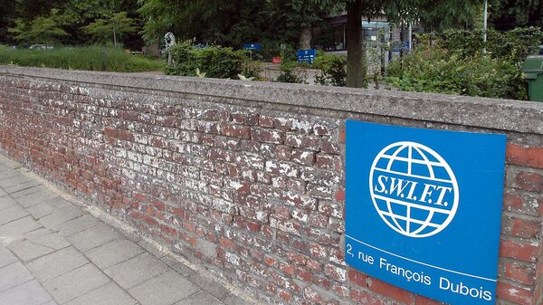 Логотип SWIFT рядом со штаб-квартирой в Брюсселе - Sputnik Армения