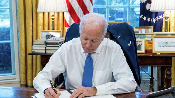 Президент США Джо Байден подписывает указ о запрете торговли и инвестиций между гражданами США и двумя отколовшимися регионами восточной Украины, признанными независимыми Россией (21 февраля 2022). Вашингтон - Sputnik Армения